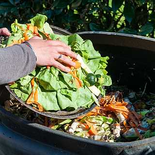 Kompost langsam und ausgewogen füllen